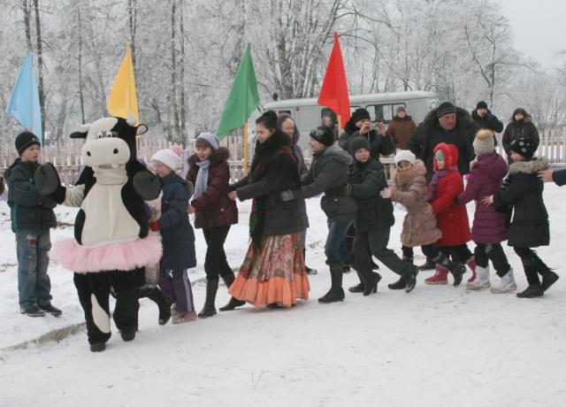 І спаборнічалі, і спявалі, бліны з чаем смакавалі…