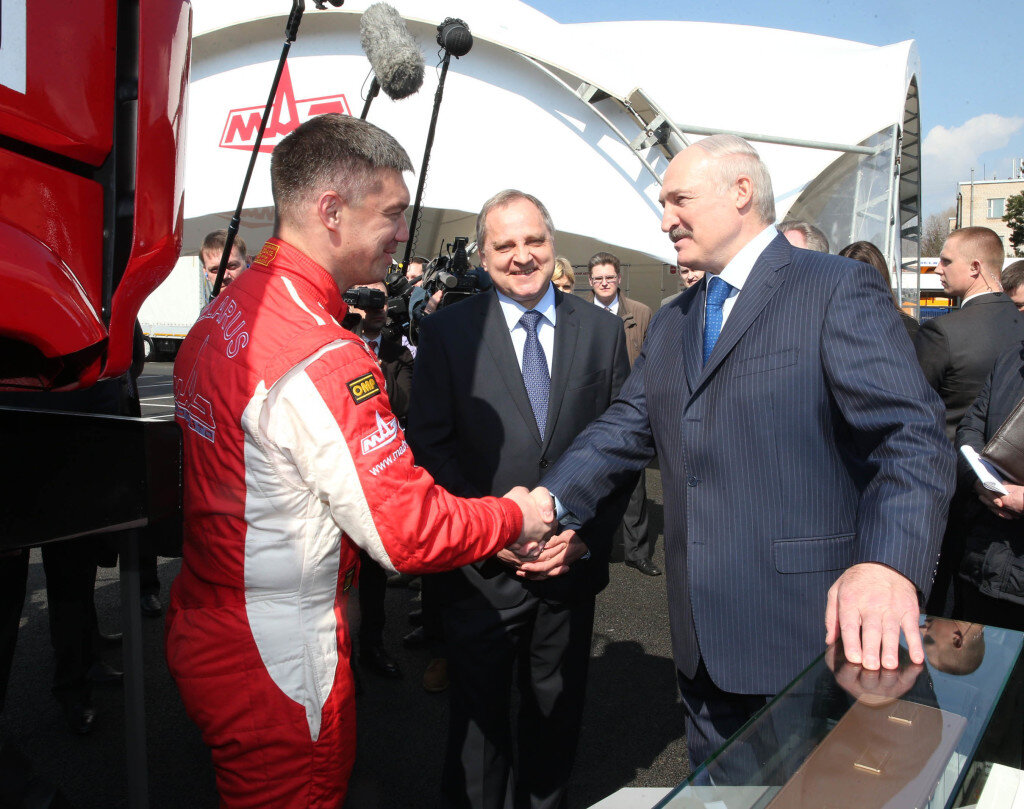 Александр Лукашенко и начальник команды, пилот "МАЗ-СПОРТавто" Сергей Вязович