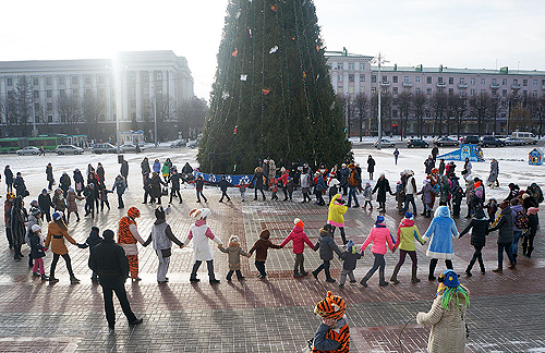 Зажжение огней на главной елке города Могилева откроет череду новогодних и рождественских мероприятий в областном центре.