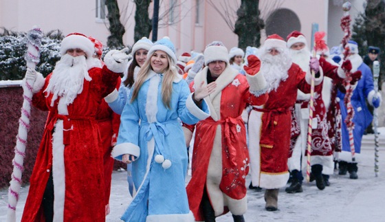 Традиционное предновогоднее шествие Дедов Морозов и Снегурочек прошло в Кировске