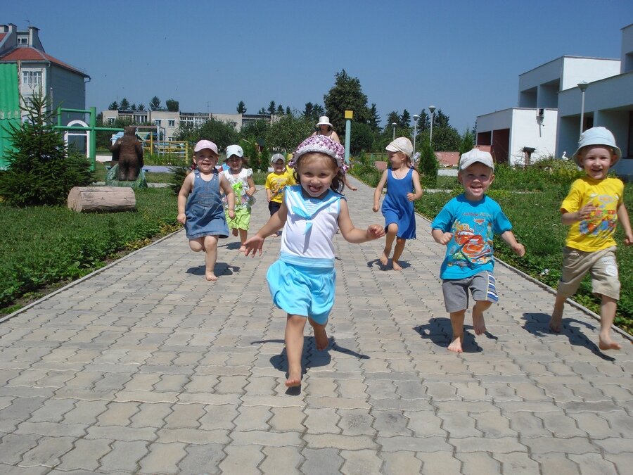 По дорожке босиком.