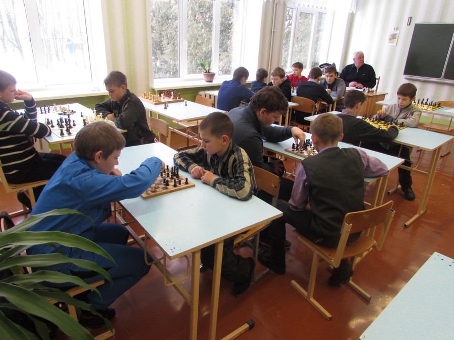 В гимназии Кировска соперничали  любители шахмат