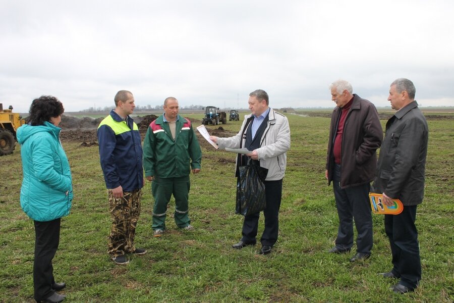 Бартош вручает