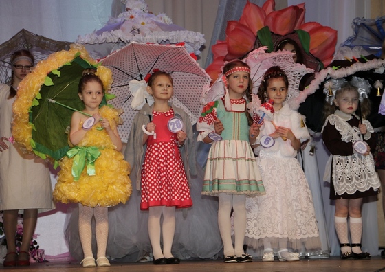 “Парад зонтиков” стал одним из ярких и красочных моментов в жизни Кировска (Фоторепортаж)
