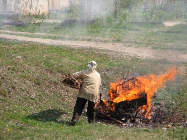 Кировский РОЧС напоминает правила сжигания мусора