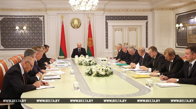 “От дорог до посевных площадей” – Лукашенко поручил в 2018 году навести в Беларуси идеальный порядок