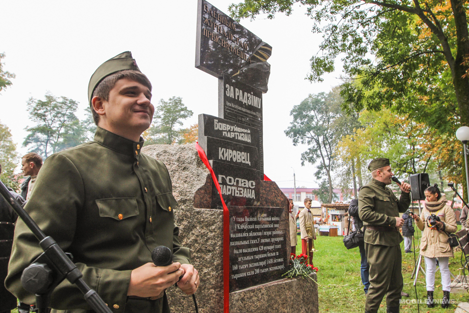 У межах “Дажынак-2017” адкрыты памятны знак журналістам Магілёўшчыны