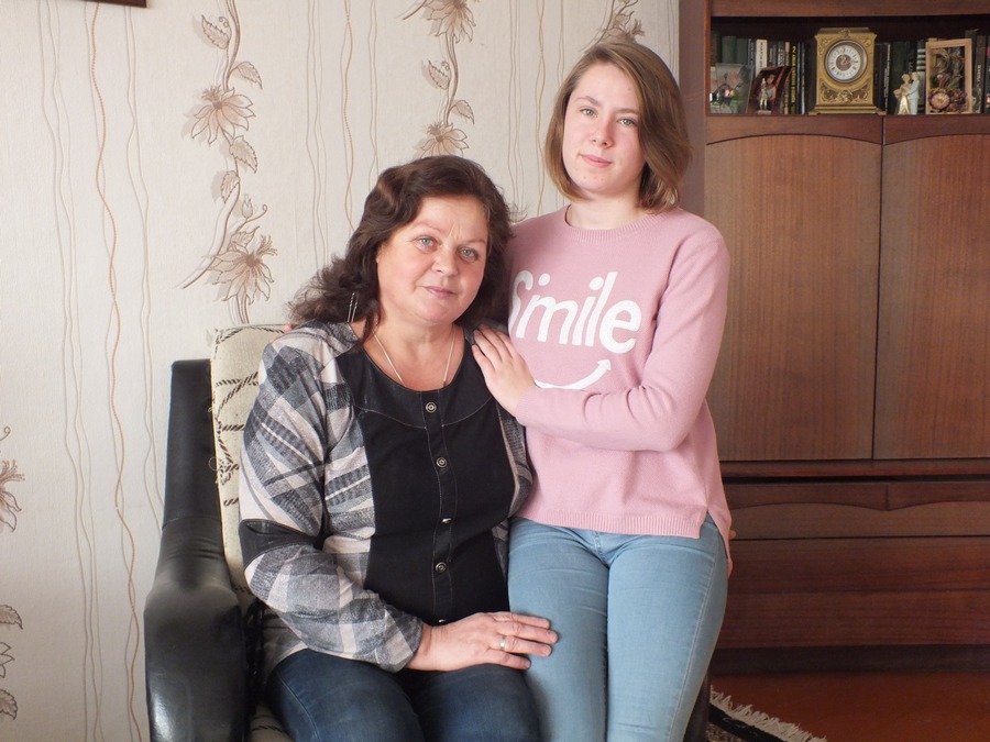 Многодетная мать из Мышкович Мария Михолап воспитывает приемную дочь как родную