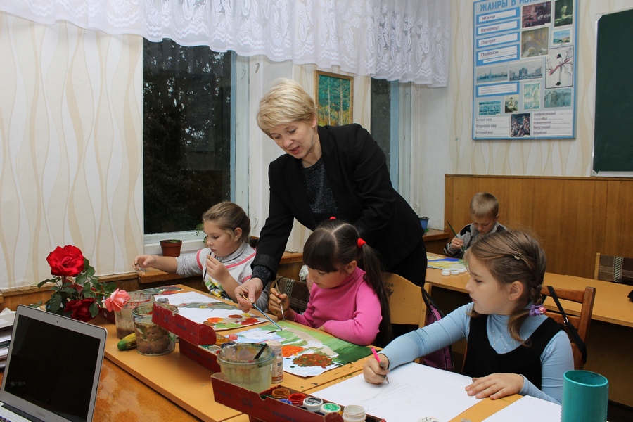 Людмила Каранкевич из Кировской ДШИ помогает детям постигать красоту окружающего мира
