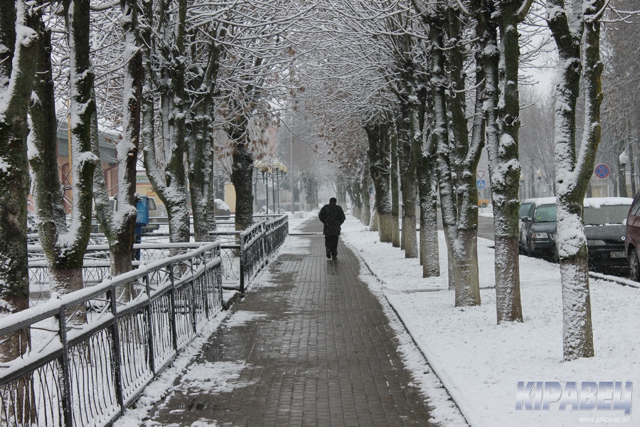 Обильный снегопад в Кировске (фотофакт)