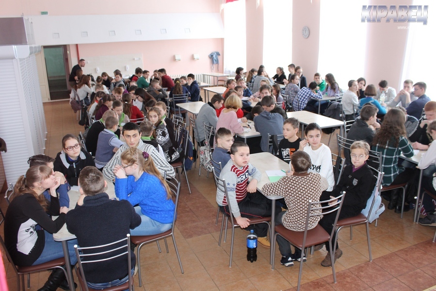 На площадке синхронного турнира юных интеллектуалов в Кировске участвовало 15 команд