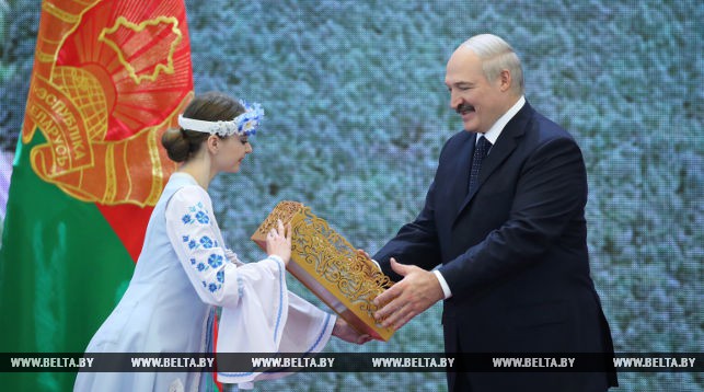 Лукашенко подарили Громничную свечу – символичный оберег белорусов