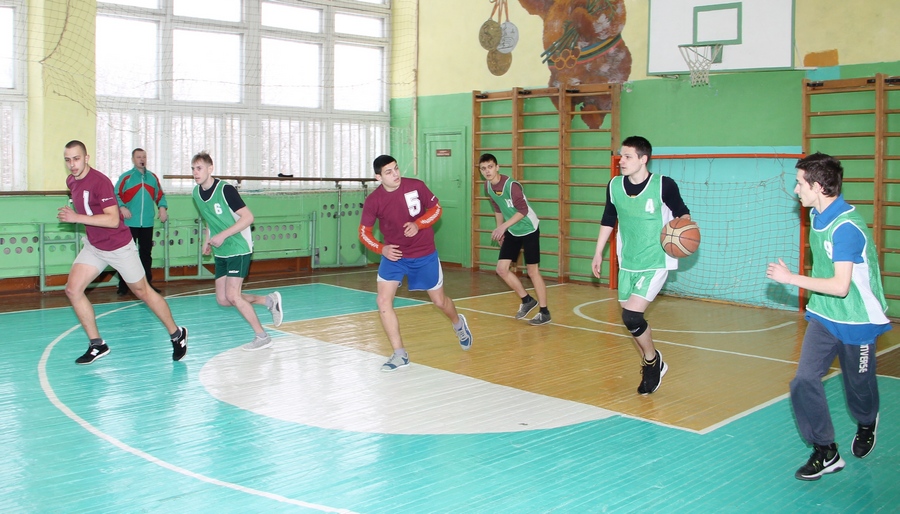 В рамках акции “Вместе против наркотиков” в Кировске прошла дружеская встреча баскетбольных команд