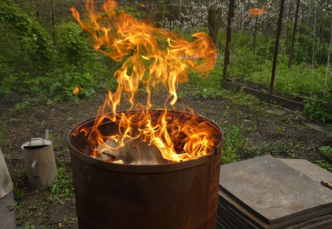 Кировский РОЧС напоминает: сжигать мусор необходимо по правилам