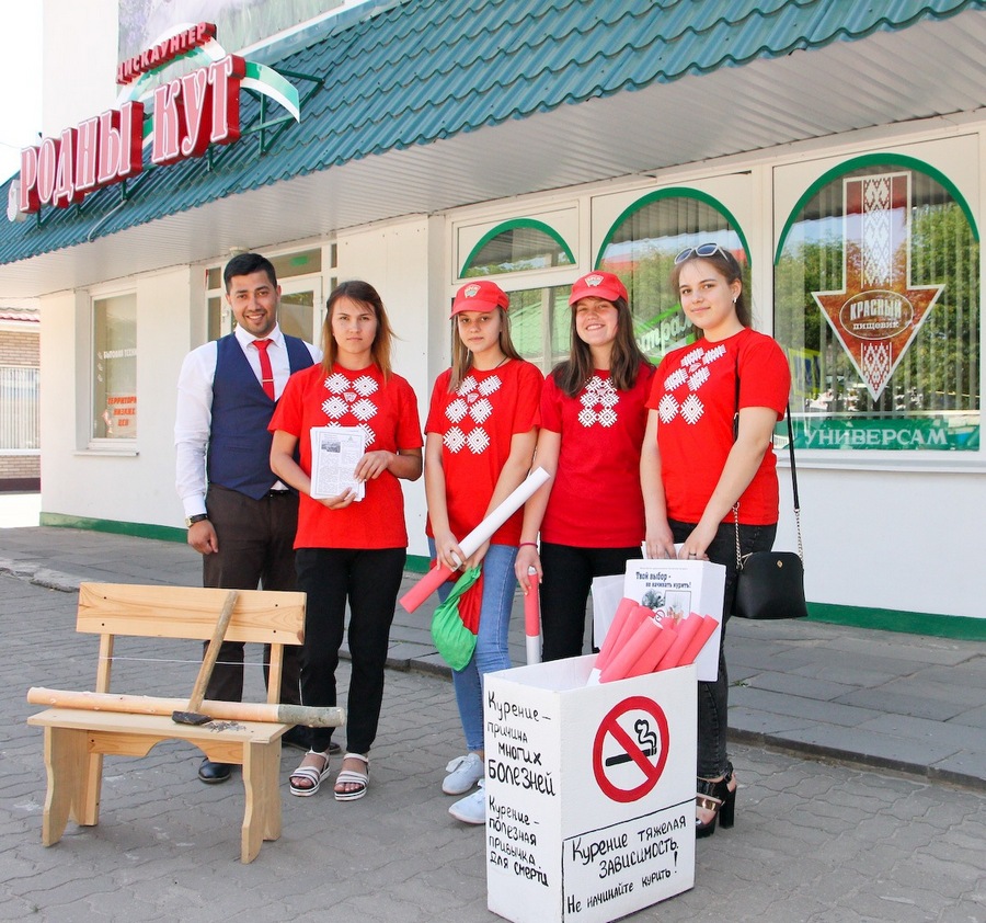 Активисты ОО “БРСМ” в Кировске провели акцию “Мы против курения”