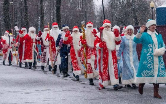 Парад Дедов Морозов и Снегурочек в Кировске