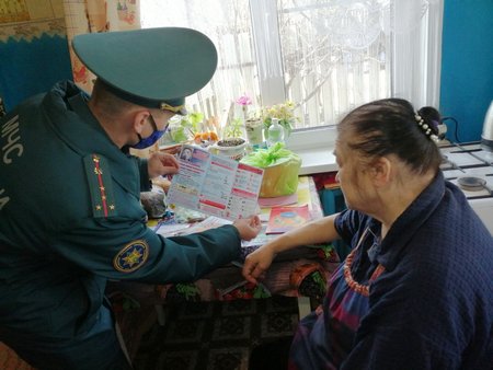 Работники Кировских РОЧС и РЦСОН оказывают помощь пожилым гражданам