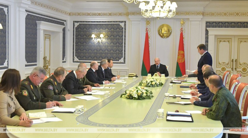 Александр Лукашенко собрал совещание по актуальным вопросам