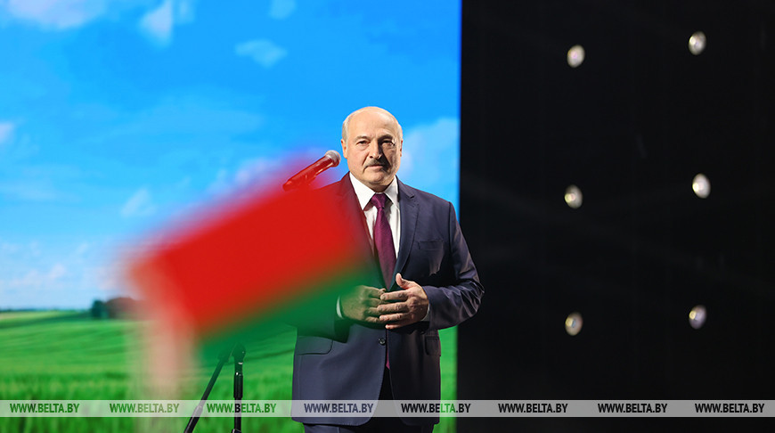 Александр Лукашенко неожиданно приехал на женский форум “За Беларусь”