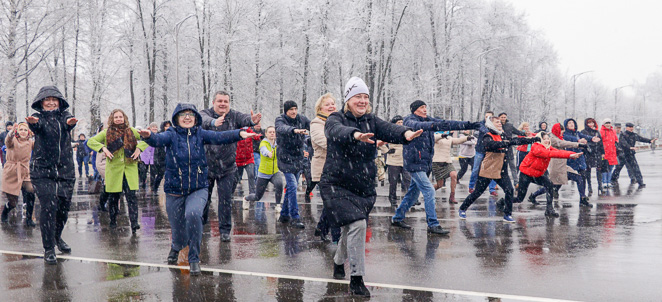 В рамках Всемирного дня здоровья в Кировске проведена массовая утренняя физзарядка
