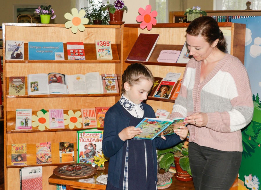Книжную выставку к Международному дню семьи организовали сотрудники Кировской детской библиотеки-филиала