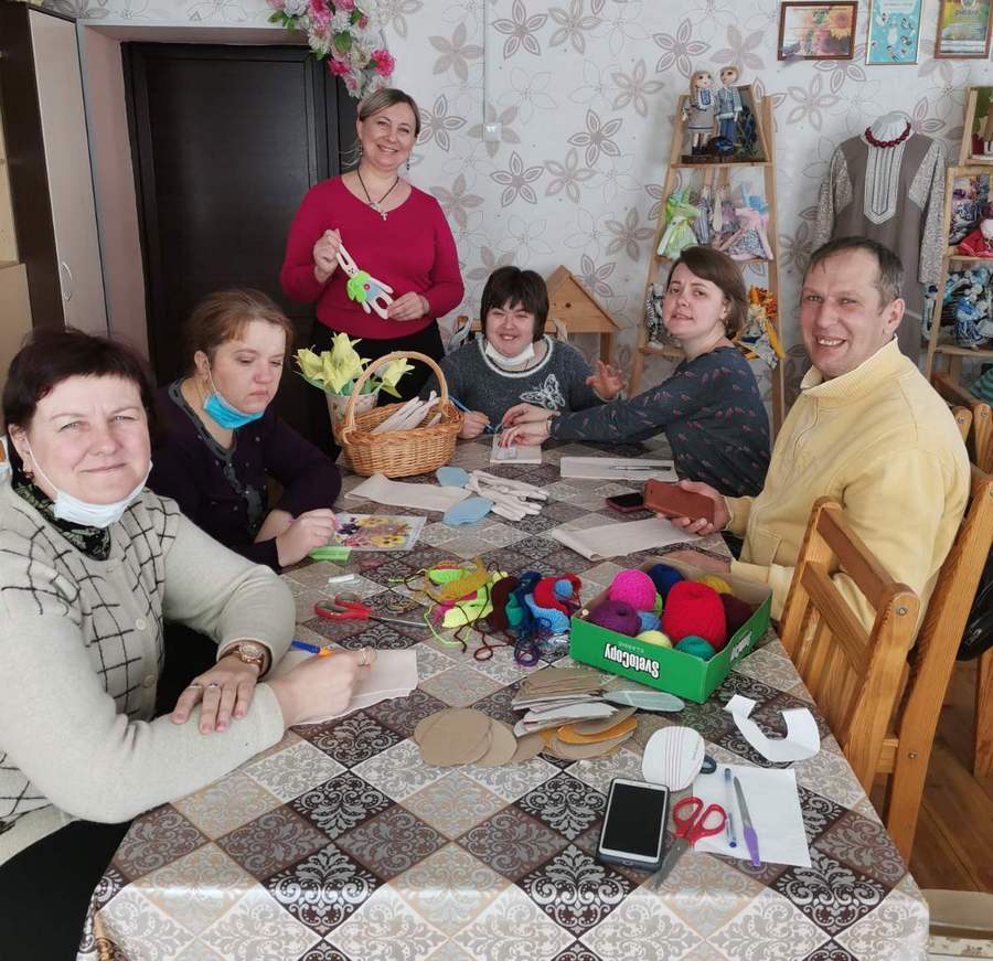 Представители Кировского РЦСОН и волонтеры из Житкович организовали совместный проект “Дружба без границ”