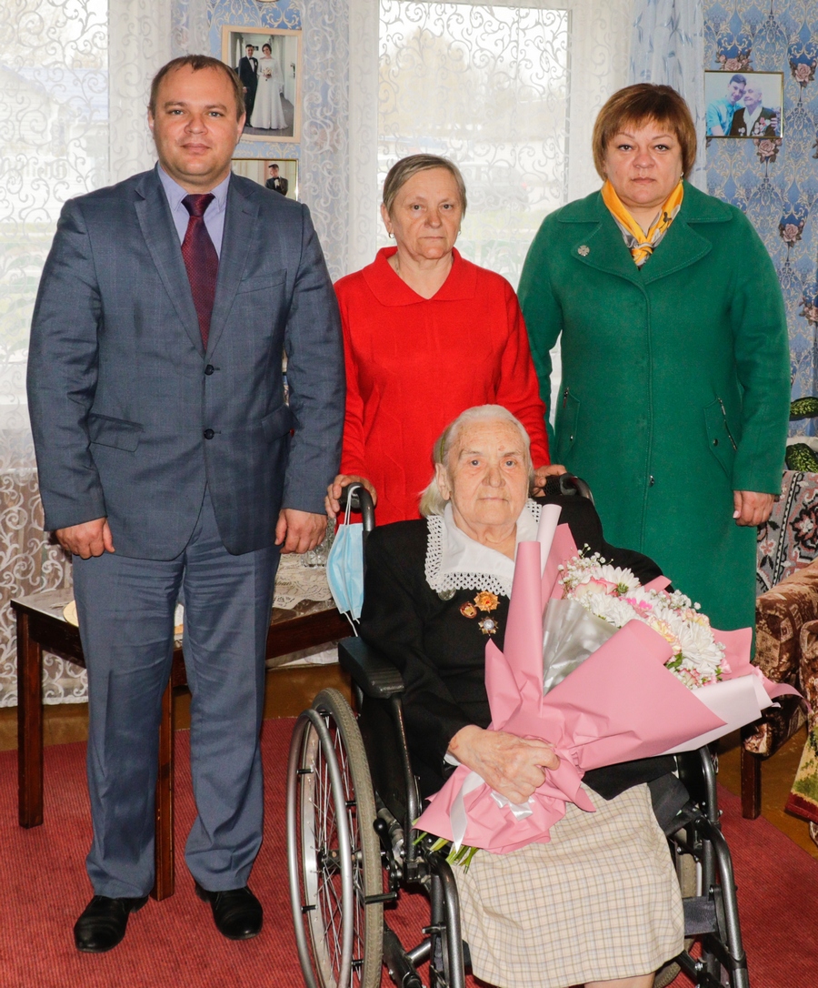 Поздравления по случаю 90-летнего юбилея принимает ветеран Великой Отечественной войны Галина Васильевна Каранкевич