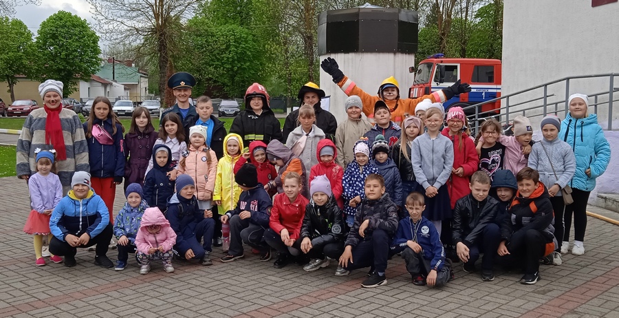 Развлекательное и полезное мероприятие к Международному дню семьи провели кировские работники культуры и спасатели