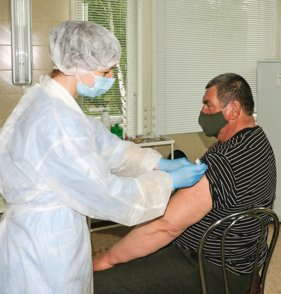 На Кировщине продолжается вакцинация от COVID-19. Работает выездная прививочная бригада