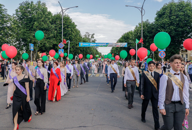 «В добрый путь!» – в Кировске ярко и торжественно прошел районный выпускной вечер