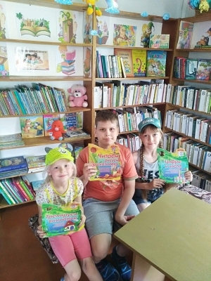 Ребята-школьники из Скачка путешествуют по книгам в местной библиотеке-клубе