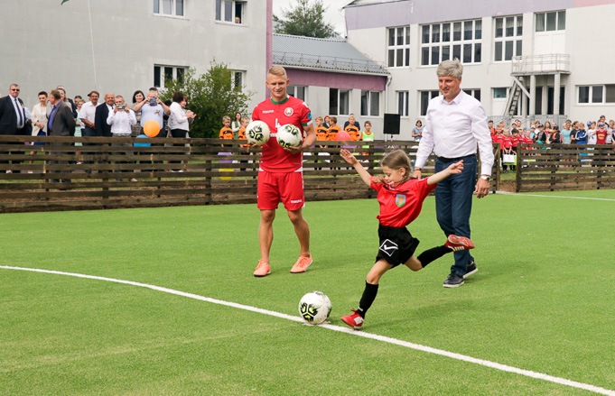 Новый спортивный объект появился на Кировщине: мини-футбольная площадка торжественно открыта в СШ №1