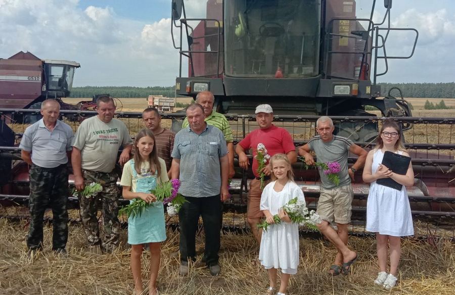 Культработники и молодежь поддержали хлеборобов СГФ “Чигиринка” во время уборки урожая