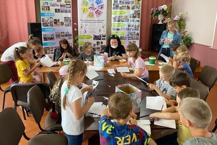 Член союза художников Якутии и России провела мастер-класс для учащихся ЦДОДиМ г.Кировска