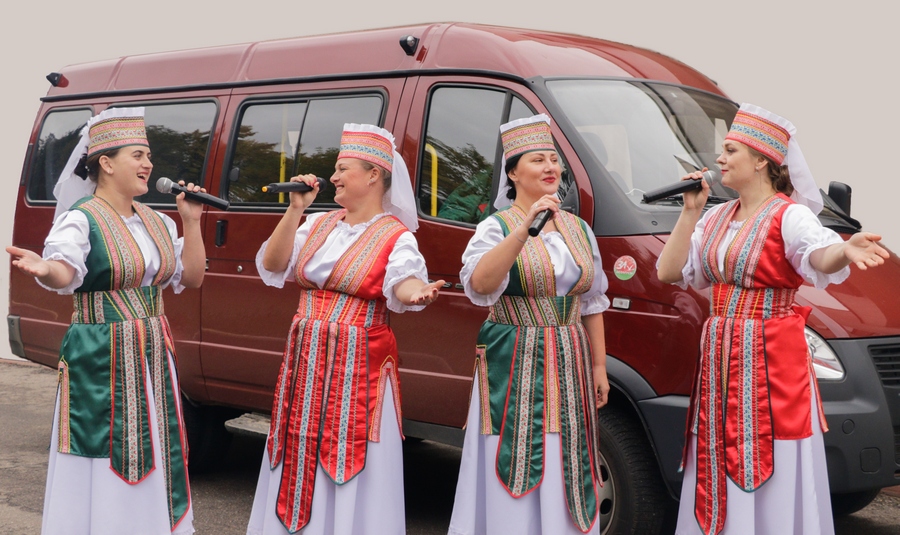Самодеятельные артисты из УК “Автоклуб” дарят радость жителям Кировщины
