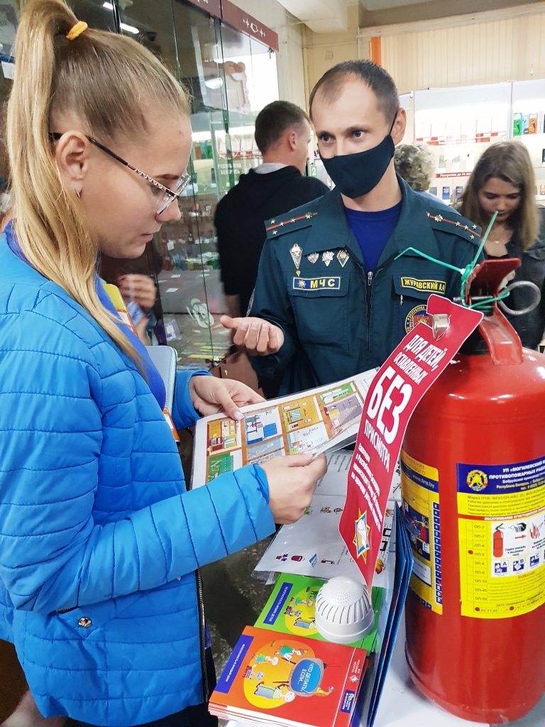 Кировские спасатели провели мероприятие по безопасности жизнедеятельности с посетителями магазинов в Кировске
