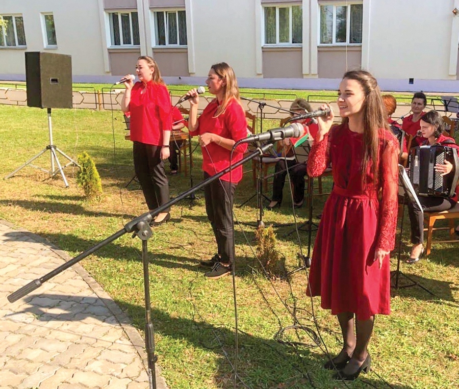 У гарадскім парку Кіраўска гучалі песні пра родную Беларусь на канцэрце, прысвечаным Дню народнага адзінства