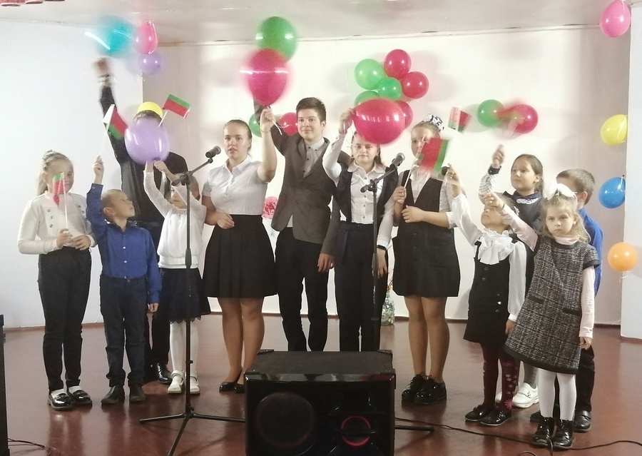 Учащиеся Чигиринской СШ совместно с культработниками подготовили для своих земляков-односельчан праздничный концерт ко Дню народного единства