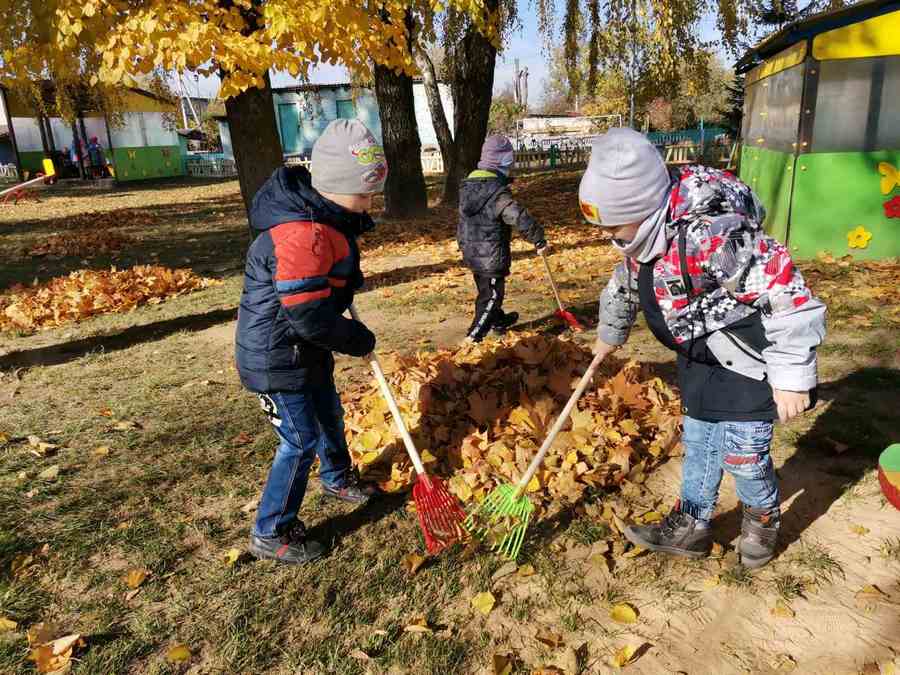 Воспитанники яслей-сада №4 Кировска учатся рисовать отпечатками листьев