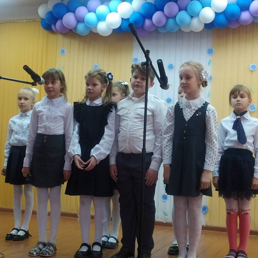 Учащиеся Мышковичской СШ тепло поздравили своих учителей с профессиональным праздником
