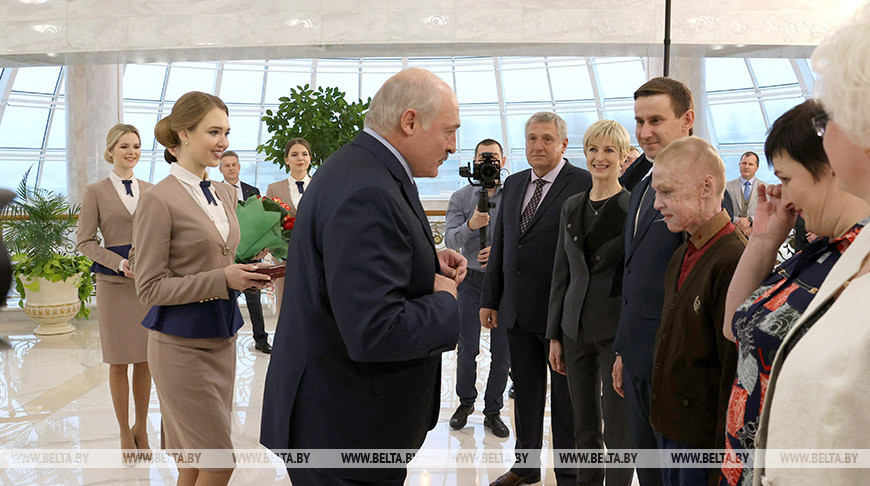 Александр Лукашенко вручил награды Роме Когодовскому и спасшим его медикам