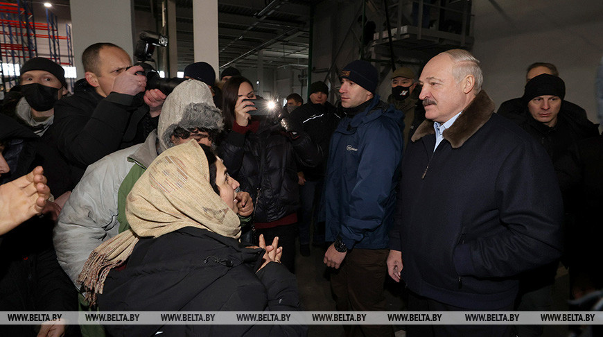 Александр Лукашенко приехал к беженцам в ТЛЦ возле “Брузгов”