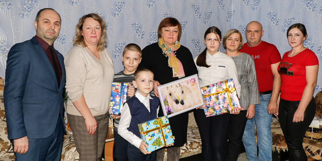 В рамках акции «Наши дети» представители власти Кировского района посетили многодетную семью Садовских