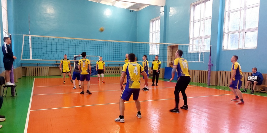 В Кировске прошел мужской волейбольный турнир среди коллективов физкультуры района