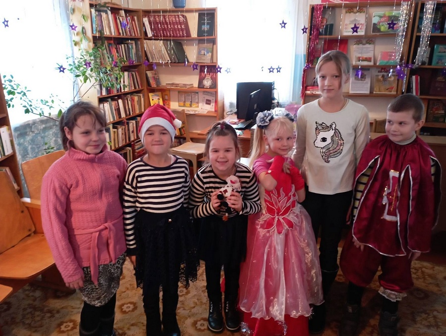 Сотрудники библиотек Кировщины порадовали ребят в честь новогодних праздников