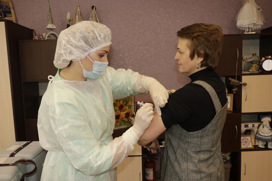 Выездная вакцинация населения проводилась в Кировске в рамках профилактической акции “Не сомневайтесь – прививайтесь!”
