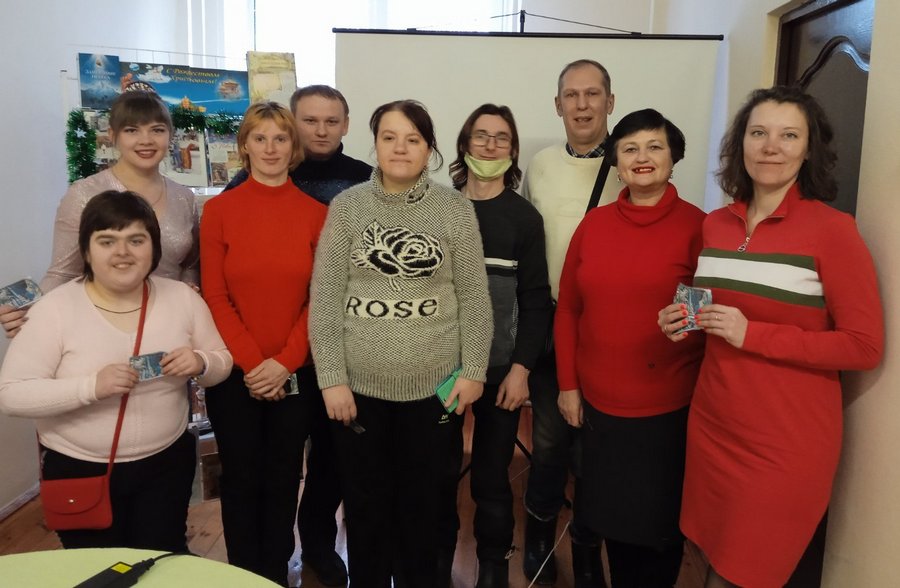 Литературная гостиная “Чудеса на Рождество” прошла для читателей пункта выдачи в Кировском РЦСОН