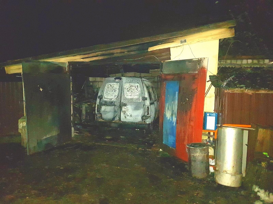 В Кировске произошел пожар: сгорели гараж и хозпостройка