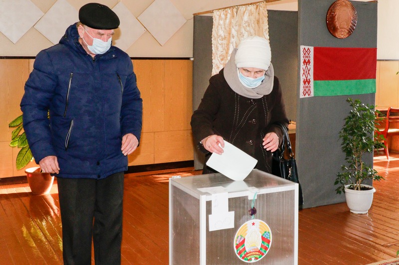 Идет голосование на Кировском участке для голосования №2