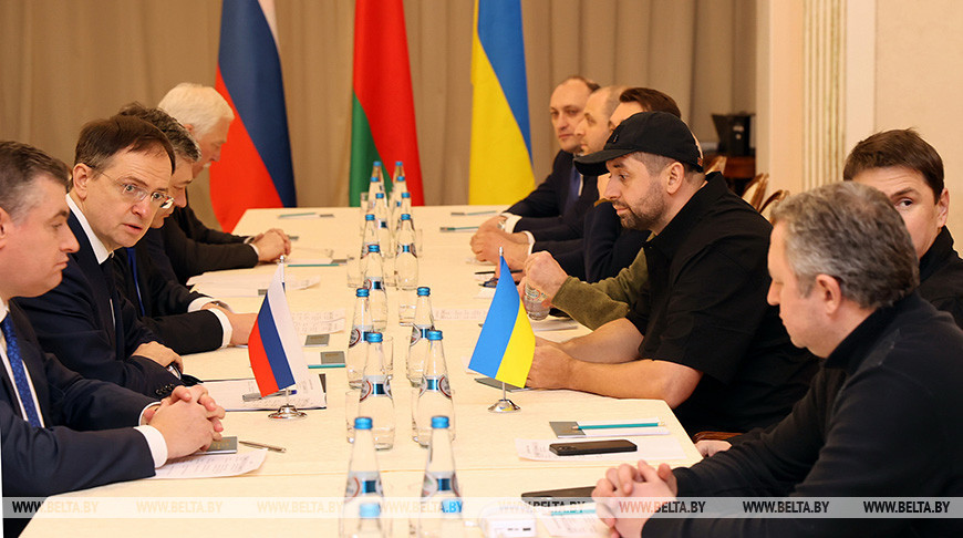 Россия и Украина проводят первые переговоры. Кто вошел в состав делегаций?
